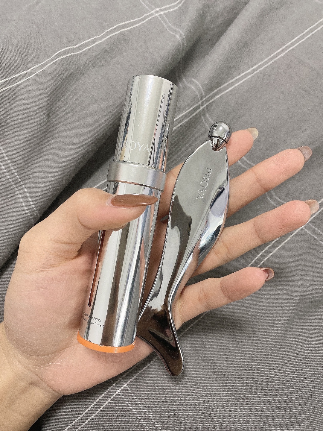 眼霜—Kerrykerry宝贝收到了 ，刚用肌肤嘟噜嘟噜的喝水  ，用完之后脸明显变白了 ，很喜欢